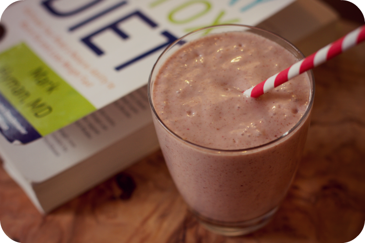 almond and strawberry smoothie