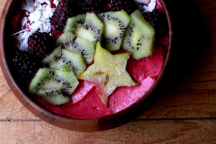 dragonfruit smoothie bowl